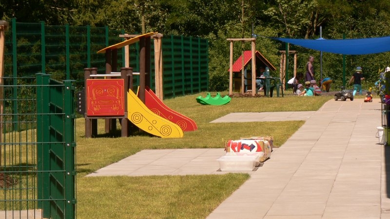 Die großzügige Außenspielfläche bietet Platz zum Spielen und Laufen.
