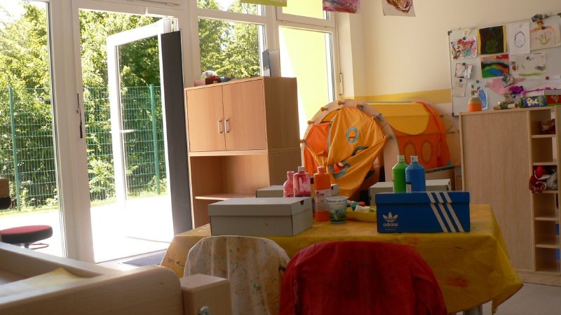 Es gibt neben anregenden Spielmöglichkeiten einen direkten Zugang zum Außengelände. 
